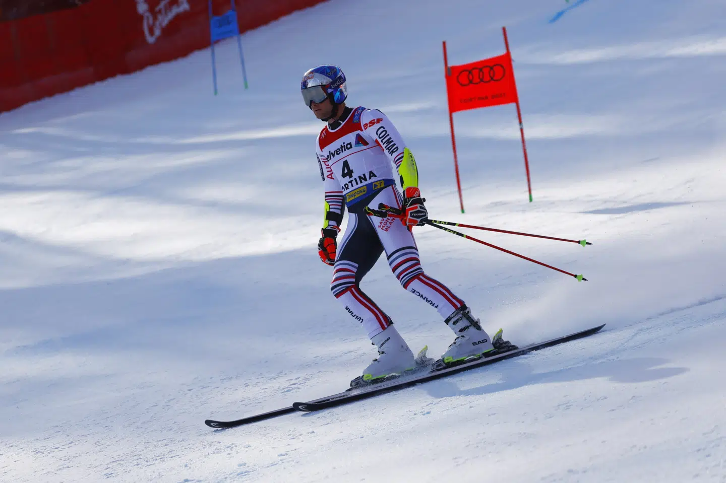 En nedslået Alexis Pinturault mistede sin guldchance, da han fejlede i andet gennemløb. Denis Balibouse/Reuters