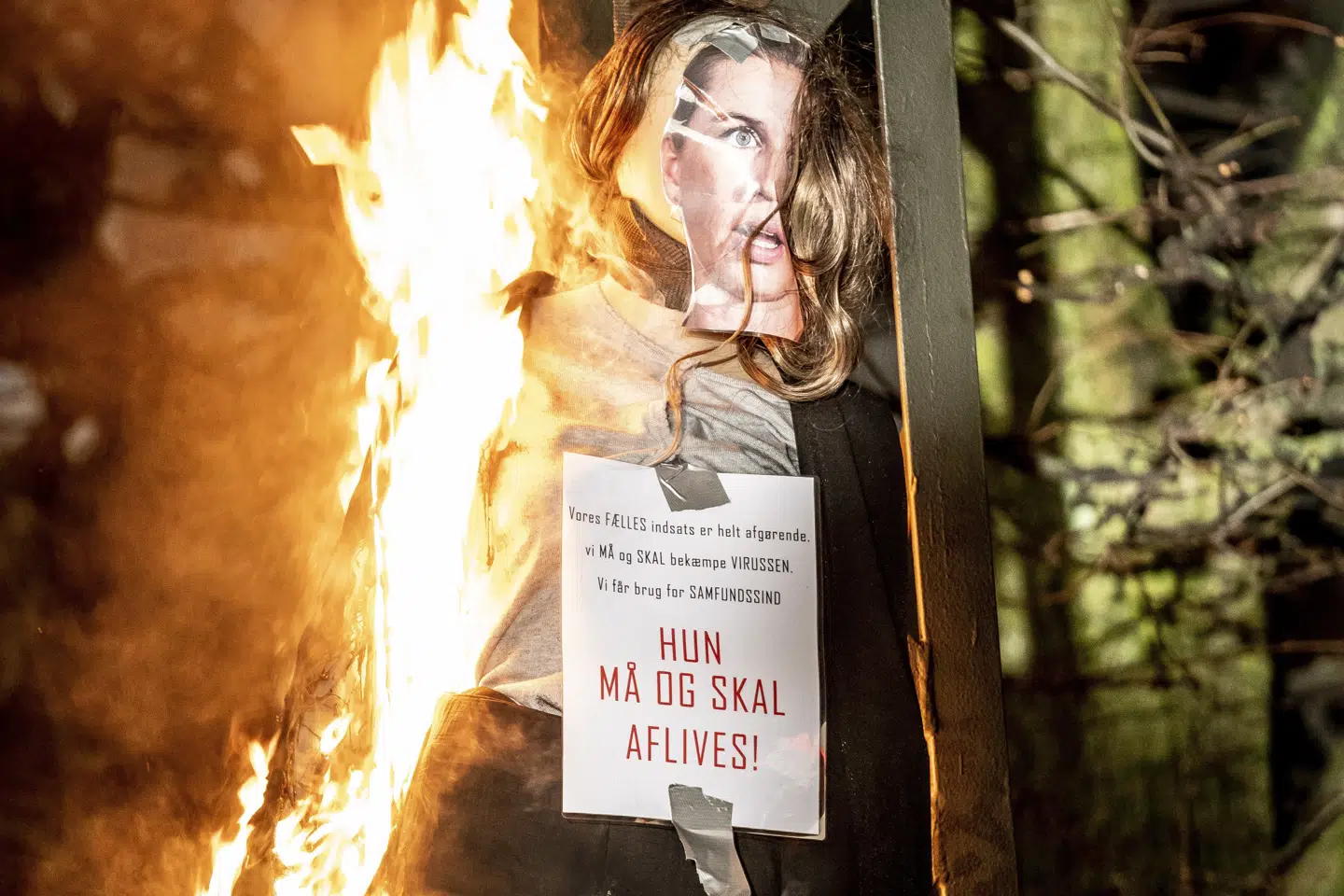 En dukke med Mette Frederiksens ansigt klisteret på, blev under en Men in Black demonstration i januar, antændt. Tre mænd er fortsat varetægtsfængslet. (Arkivfoto) Mads Claus Rasmussen/Ritzau Scanpix