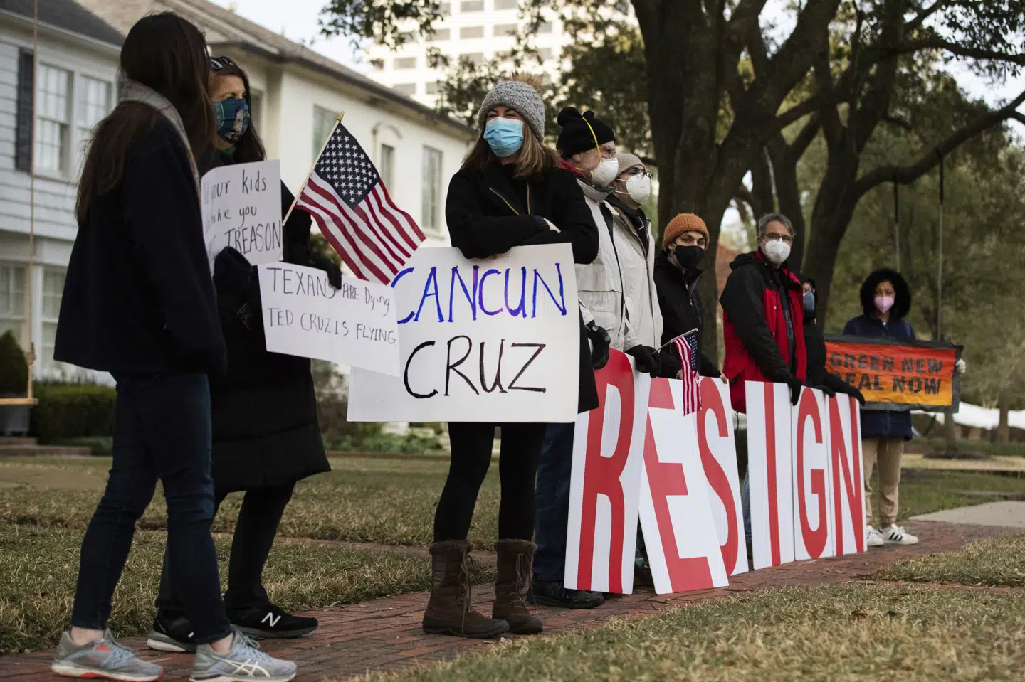 En gruppe demonstranter havde torsdag taget opstilling foran Ted Cruz' hjem i Houston, Texas, med krav om, at han går af. Marie D. De Jesús/Ritzau Scanpix