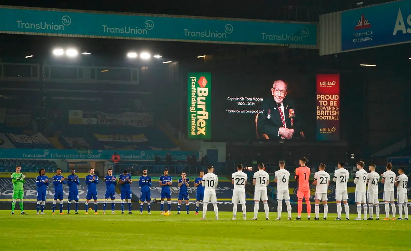 Spillere fra begge hold klapper for Sir Thomas Moore. Fotoet er taget inden Premier League kampe mellem Leeds og Everton går i gang.