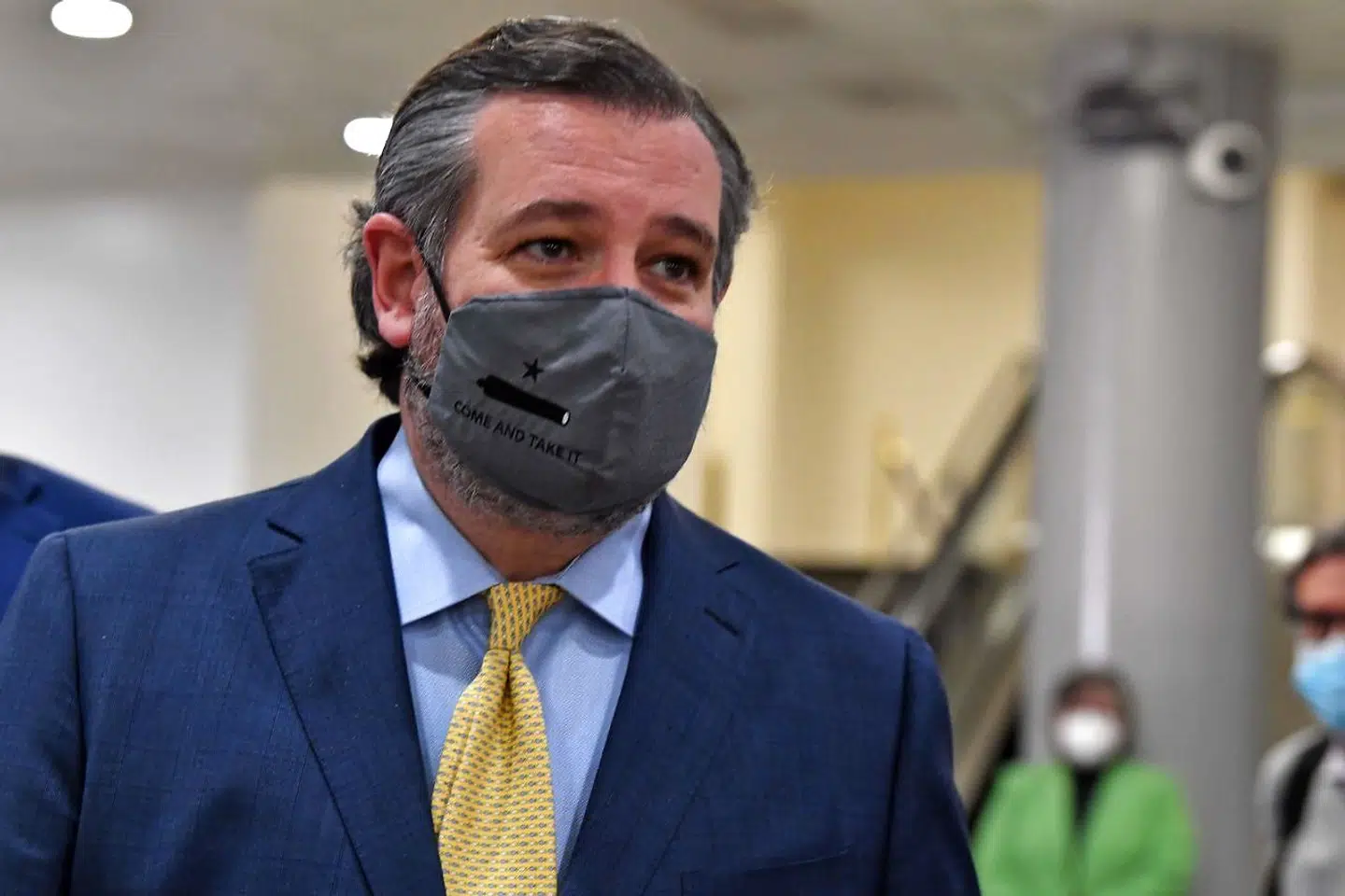 Ted Cruz (bar den samme maske under Donald Trumps seneste rigsretssag. Cruz stemte for frifindelse.