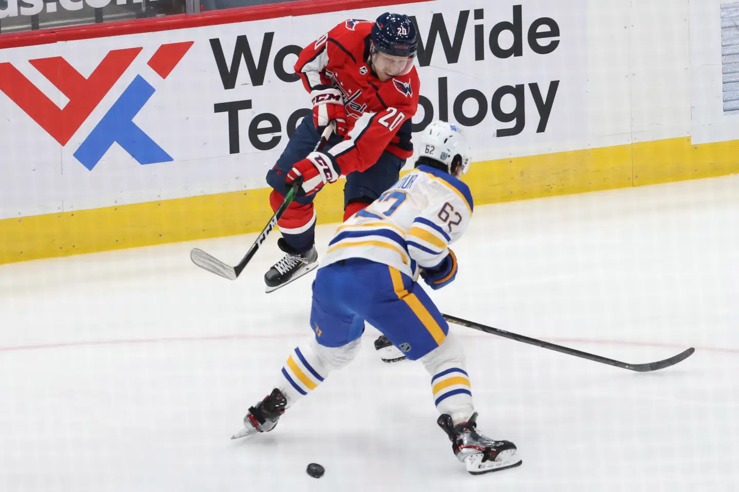 Lars Eller er her i aktion under torsdagens kamp mod Buffalo Sabres. Geoff Burke/Ritzau Scanpix