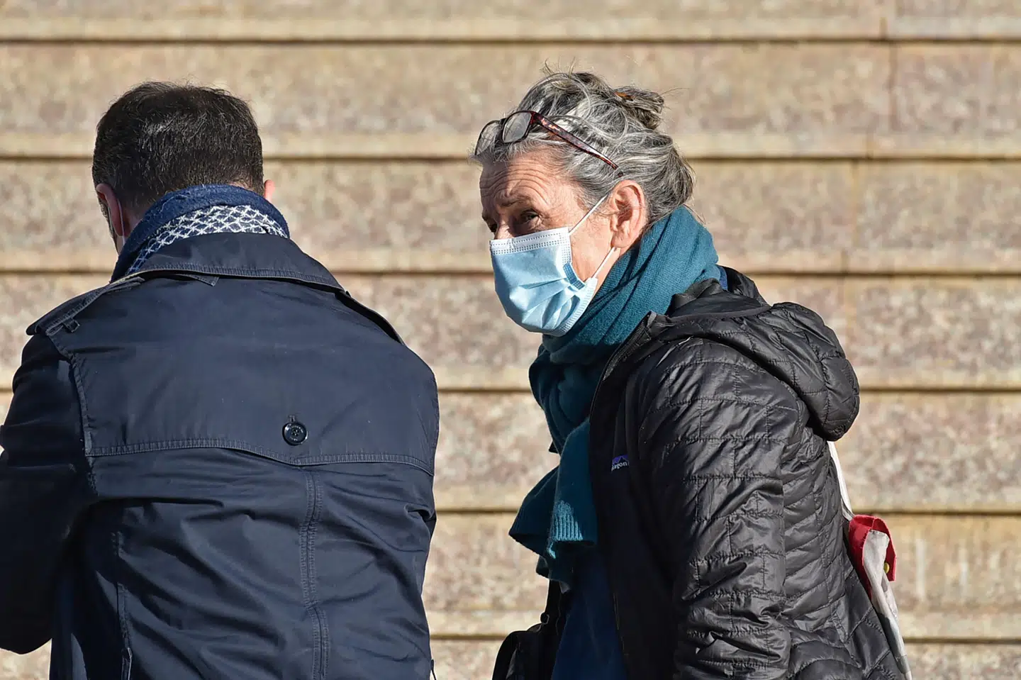 Francoise Grandclaude (th), der kom sammen med den dræbte franskmand Herve Gourdel, ankommer her til den retsbygning i Algeriets hovedstad, hvor otte mænd torsdag blev idømt en dødsstraf for at have bortført og dræbt Gourdel. Ryad Kramdi/Ritzau Scanpix