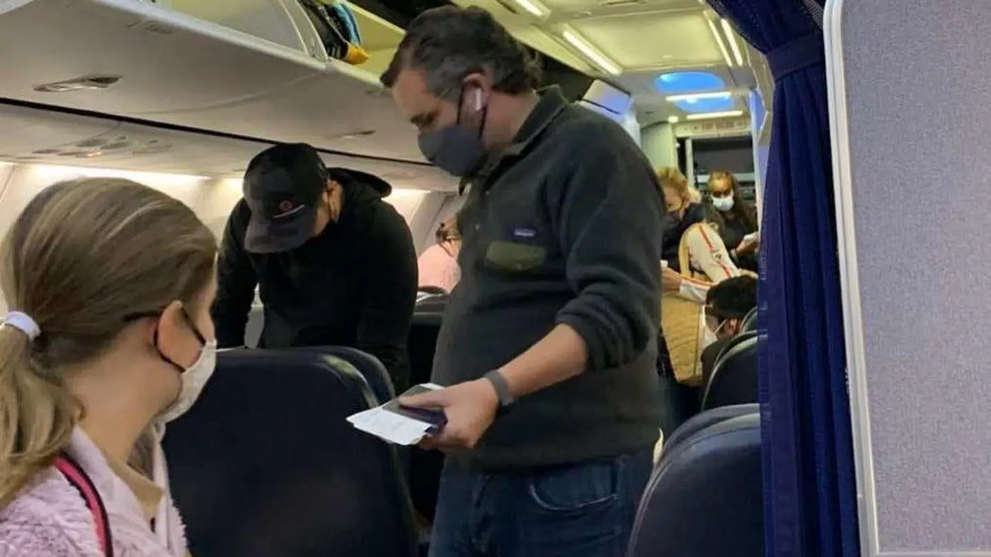 Ted Cruz fotograferet af anonym medpassager - på vej til solskinsferie Mexico