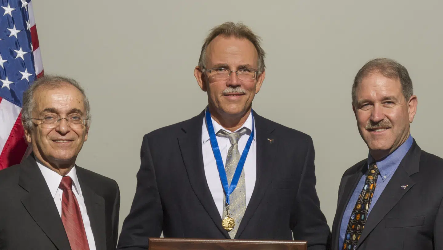 John Leif Jørgensen i midten sammen med JPL's direktør, Charles Elachi, og NASA næstkommanderende, astronauten John Grunsfeld.