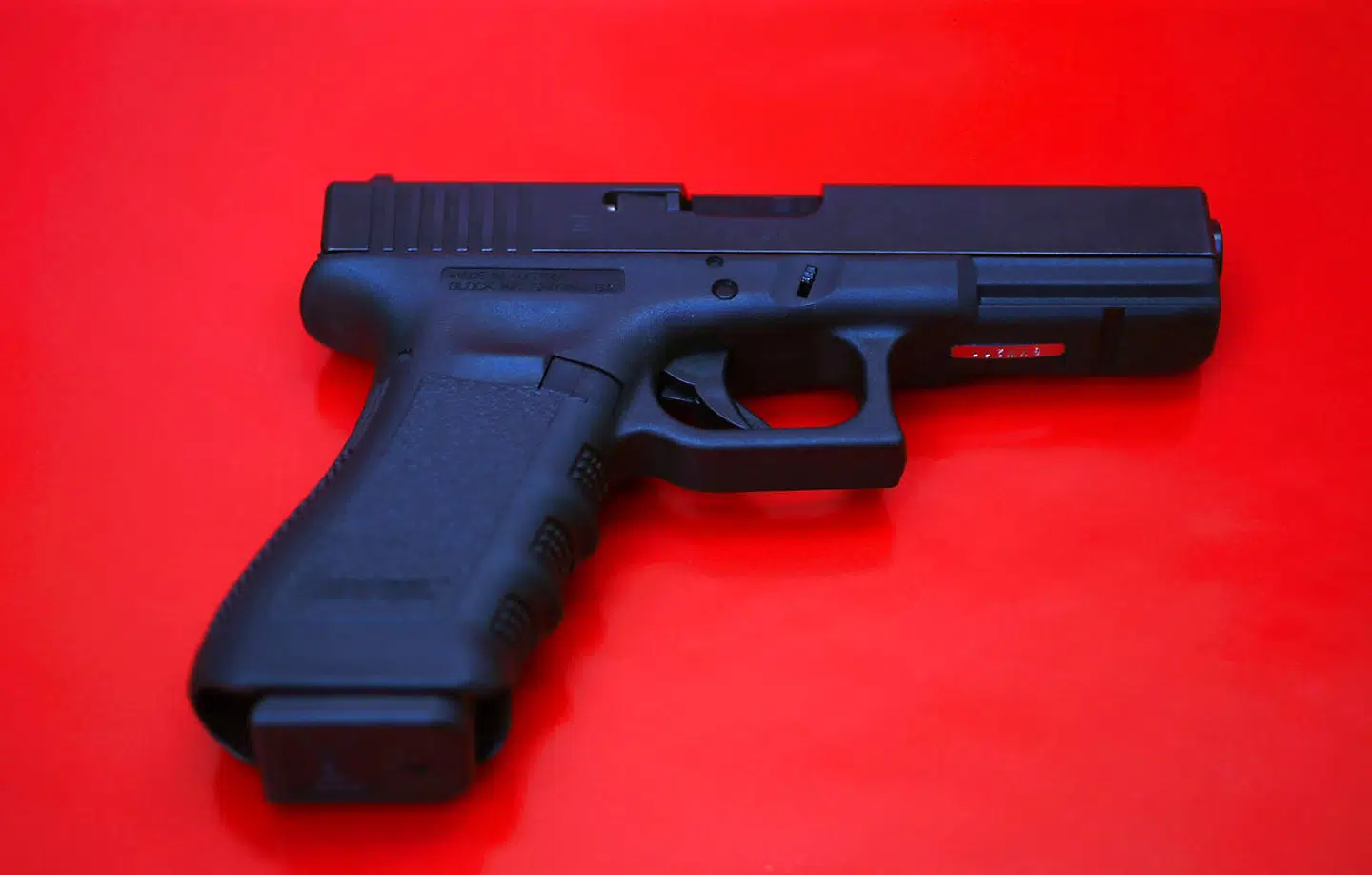 Det var en ni mm pistol af mærket Glock, som den nu tiltalte købte i Valby. Ifølge statsadvokat i København - Lise-Lotte Nilas - for at udføre et terrorangreb enten i Danmark eller i udlandet. Arkivfoto.