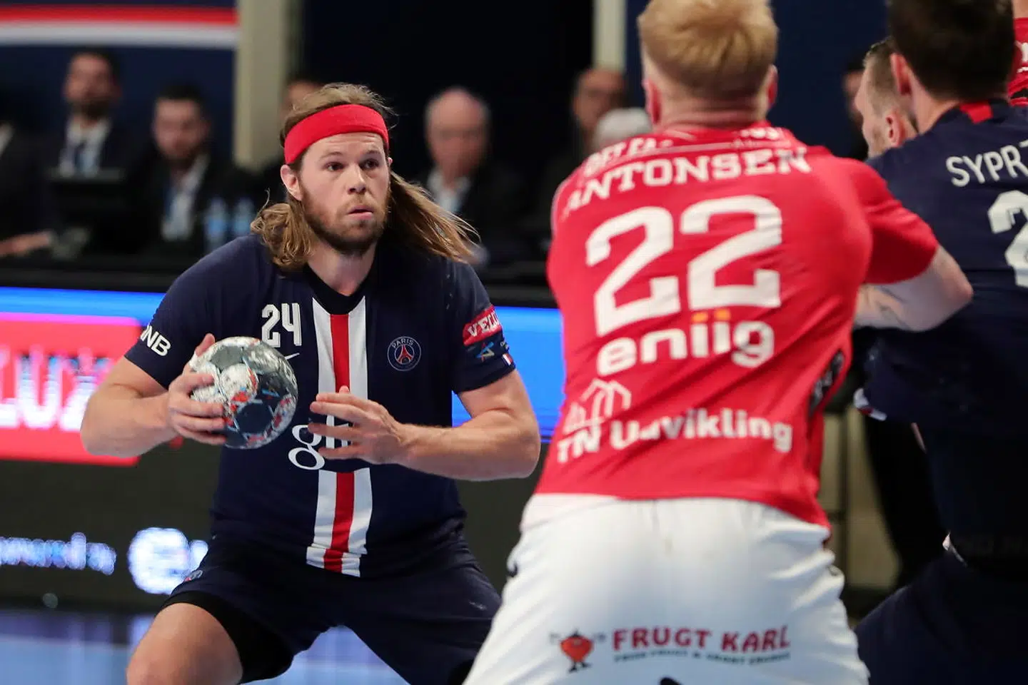 epa07967588 Paris Saint Germain's Mikkel Hansen in action during the EHF Champions League handball match between Paris Saint-Germain (PSG) and Aalborg Handbold in Paris, France, 02 November 2019. EPA/CHRISTOPHE PETIT TESSON