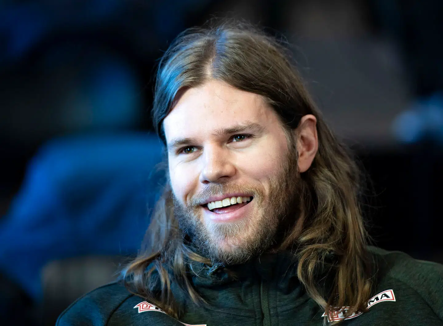 Det går fremad med Mikkel Hansens helbred, og stjernen har derfor lidt mere grund til at smile nu.