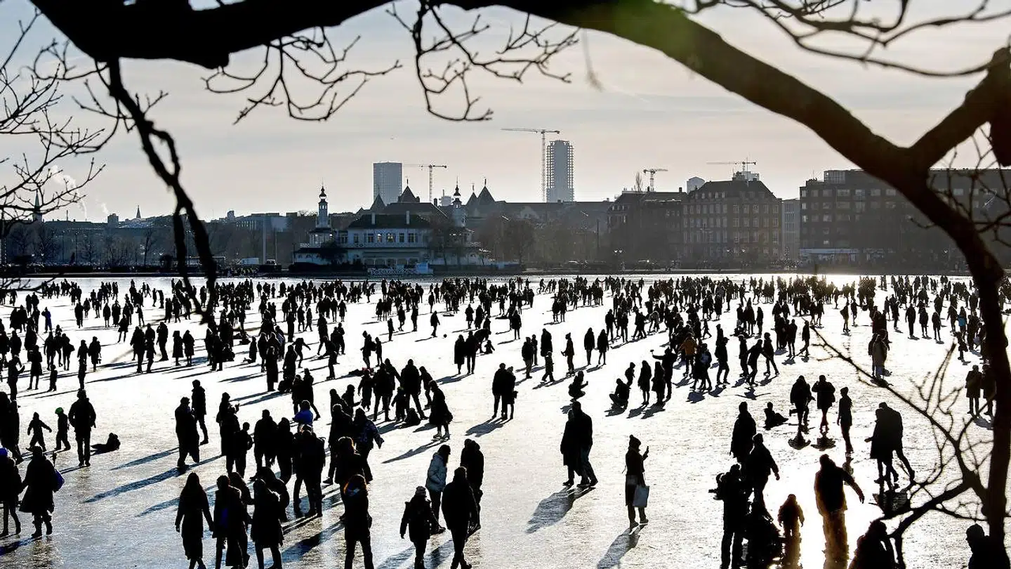 Sne og hård frost har ramt Danmark og det betyder, at det første gang i mange år er muligt at betræde tilfrosne søer og gadekær i hele landet. Her er Søerne i København søndag d. 14. februar 2020.