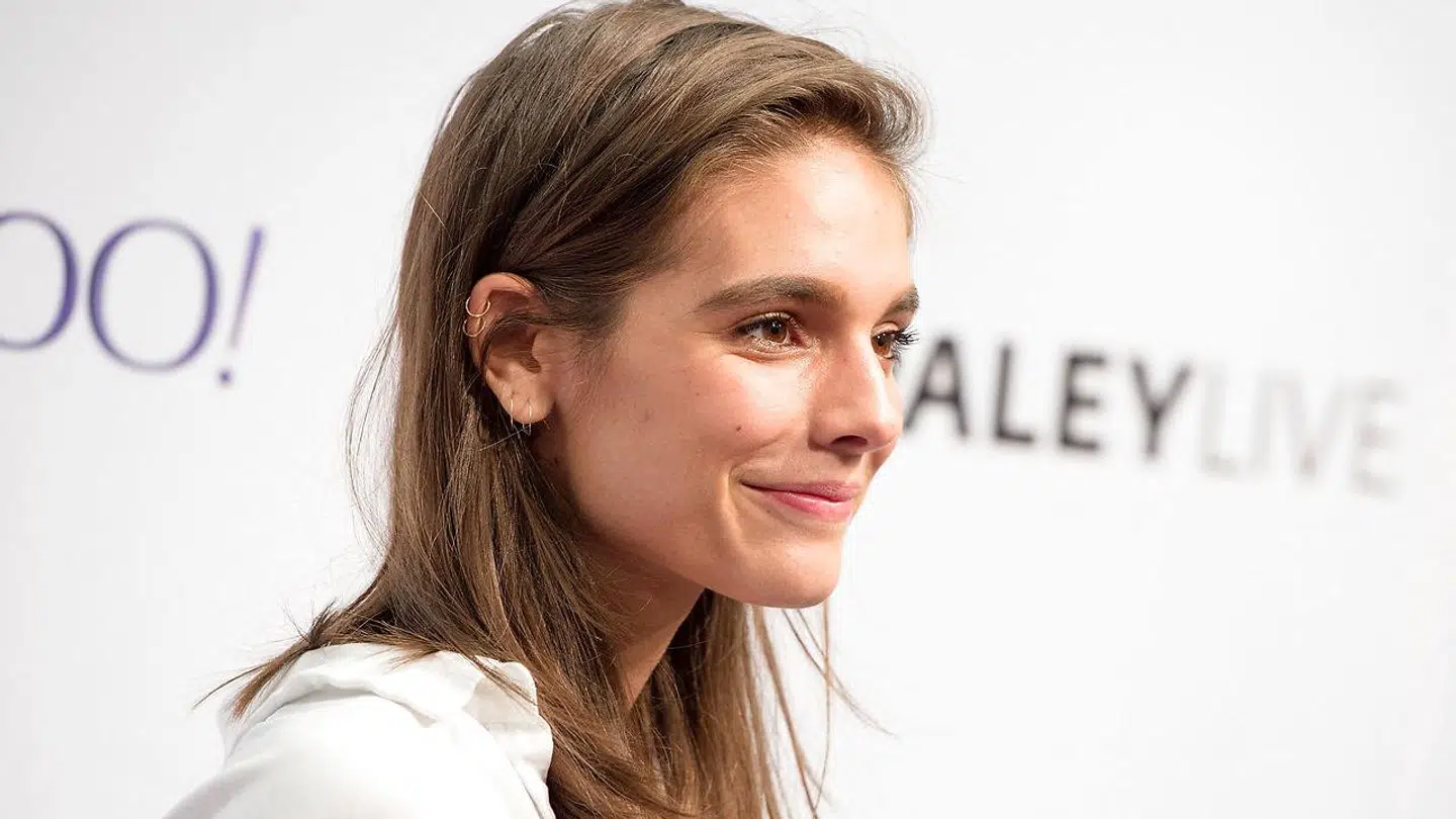 Caitlin Stasey på den røde løber tilbage i 2015.