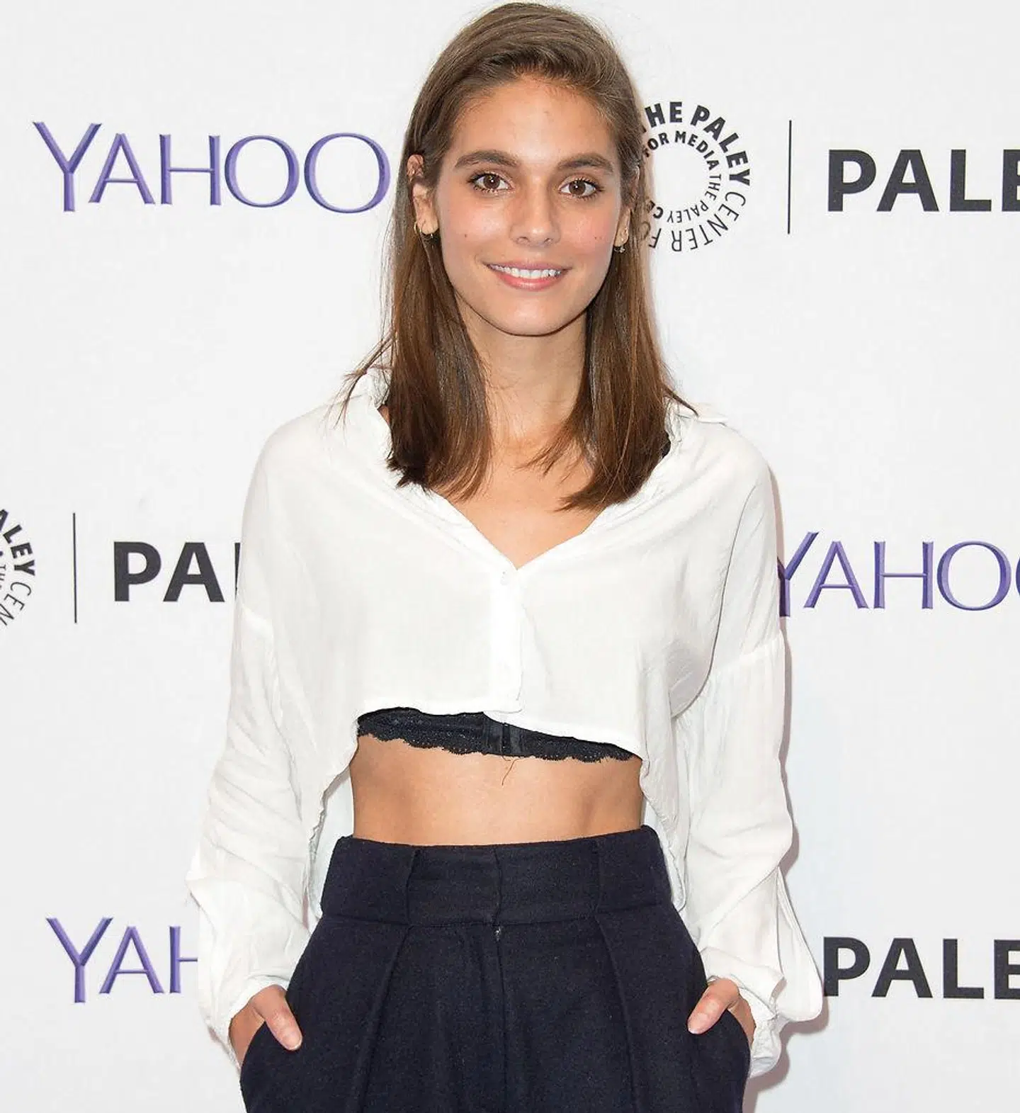 Caitlin Stasey på den røde løber tilbage i 2015.