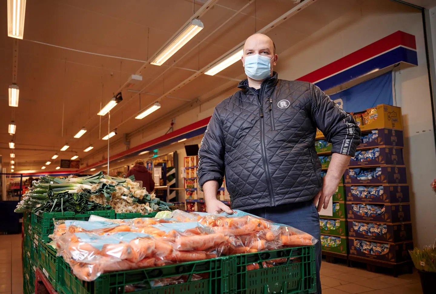 Den unge mand befinder sig tit i Niels Jørgens butik, og så ringer han til politiet, når han begynder at skabe utryghed