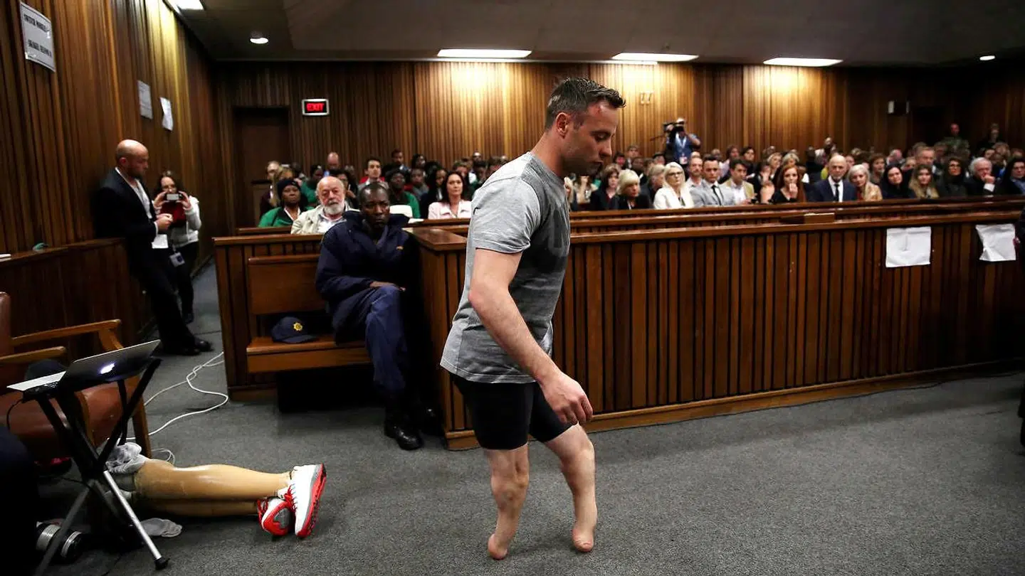 Oscar Pistorius skulle i retten vise, hvor dårligt han går uden proteser.