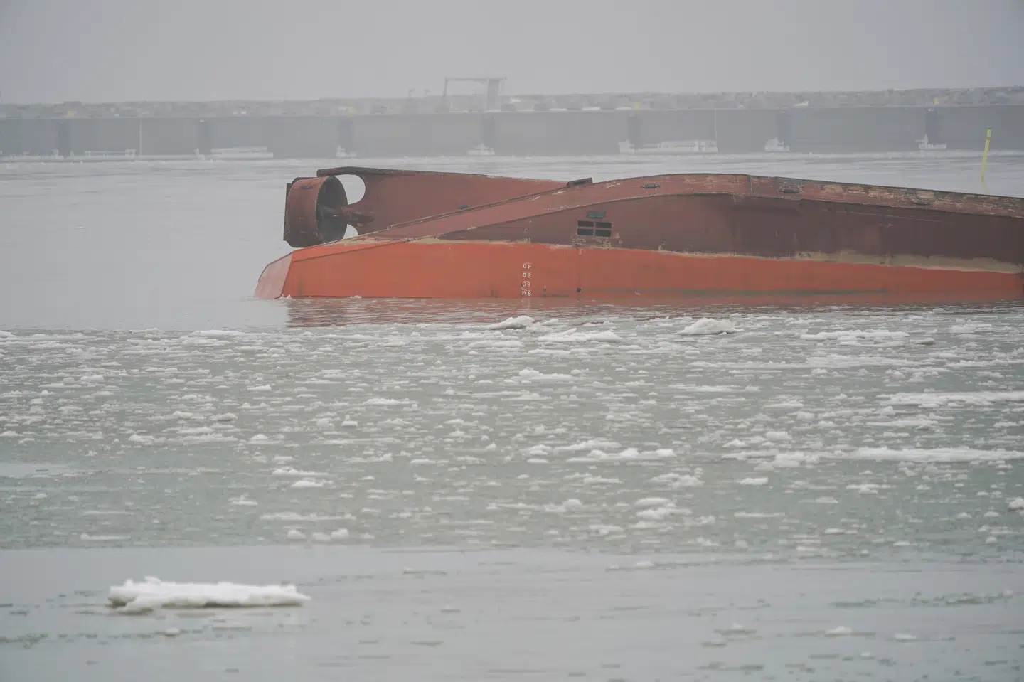 Det danske skib Margrethe Fighter kæntrede onsdag klokken 13.30 i Trelleborg Havn. Det er uvist, hvad der er årsagen til ulykken. 50090 Johan Nilsson/Tt/Ritzau Scanpix
