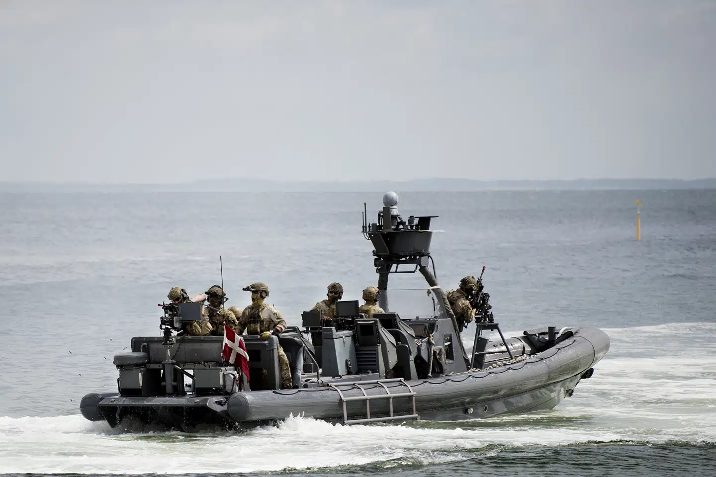 Mistanke om muligt embedsmisbrug får ikke strafferetlige konsekvenser for Frømandskorpsets chef. På billedet er et hold frømænd på vandet i forbindelse med et jubilæumsarrangement for korpset. (Arkivfoto) Liselotte Sabroe/Ritzau Scanpix