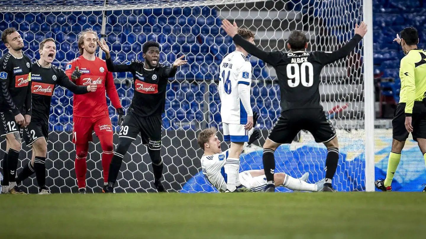 Et af de dømte straffespark var mod Viktor Fischer.