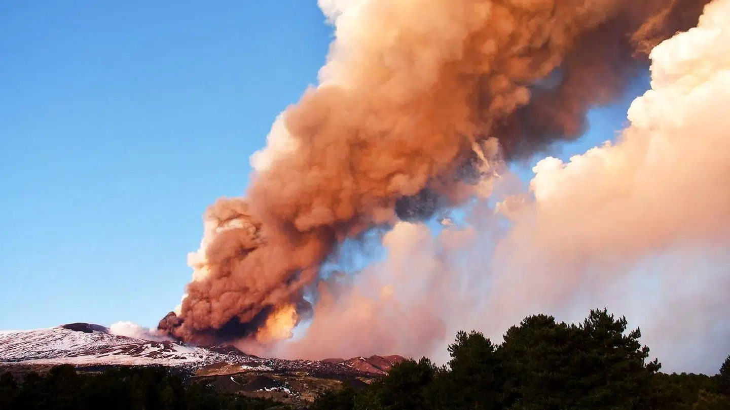 Etna er i udbrud igen.