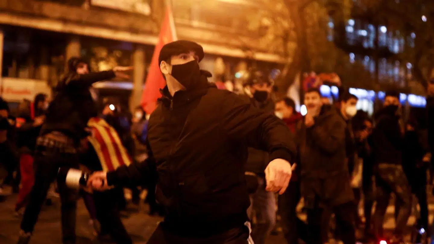 Flere kaster med genstande mod politiet.