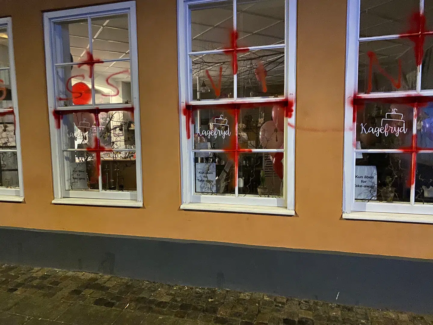 Facaden af Stubs café efter sidste omgang hærværk.