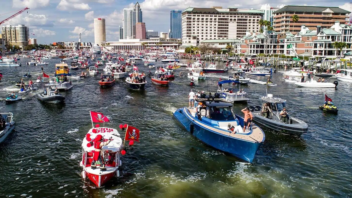 Tampa blev hyldet med en bådparade, hvor spillerne festede igennem.