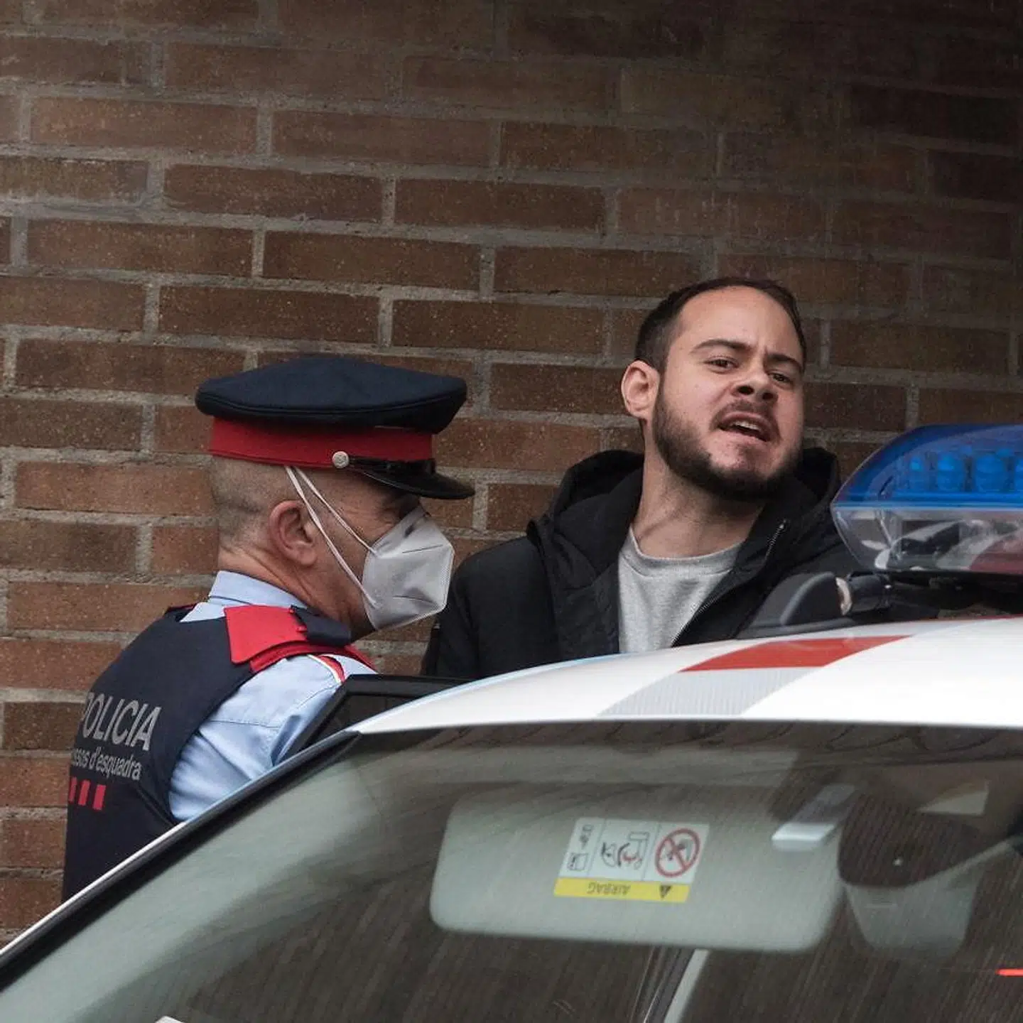 Pablo Hasel føres væk.