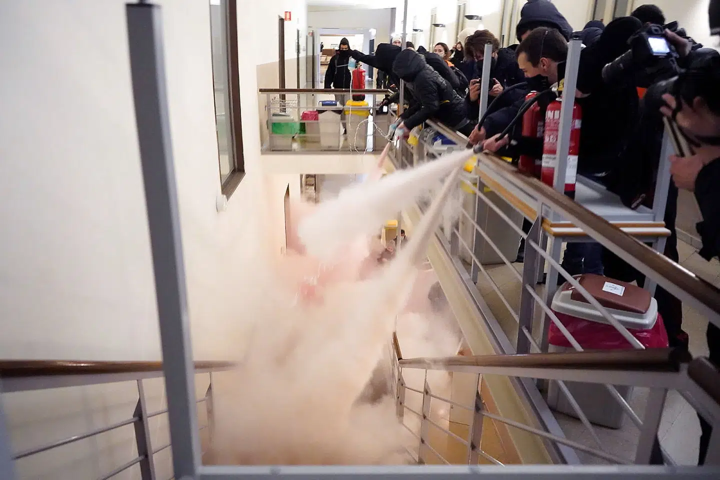 Pablo Hasels mange støtter prøver at afskrække politiet med brandslukkere.