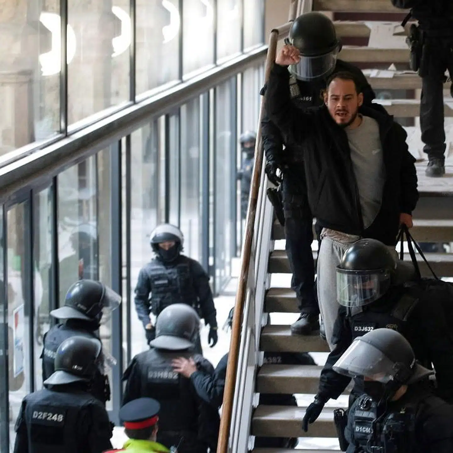 Tirsdag formiddag lykkedes det politiet at anholde rapperne.