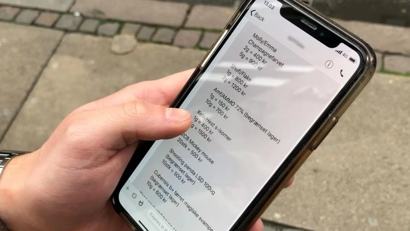 B.T. har tidligere afsløret, hvor nemt det var på mobil at få tilsendt en detaljeret prisliste fra en narkopusher på stoffer som MDMA, kokain, amfetamin, ketamin, 2CB (et amfetamin-lignenende stof også kaldet 'pink kokain'), LSD, svampe og benzodiazepiner (angstmedicin).