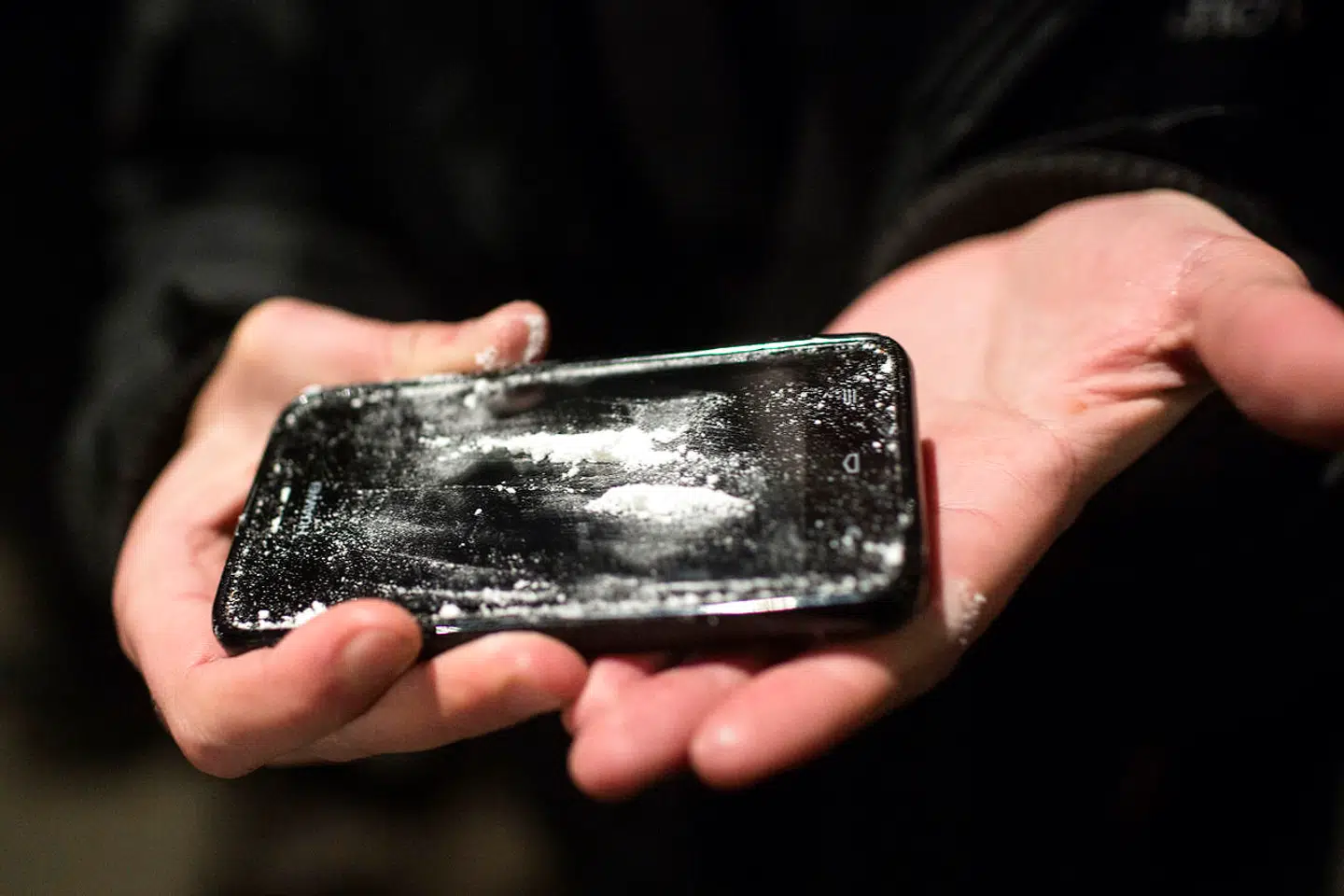 Kokain over mobilen. Hårde stoffer har i mange tilfælde kun været få klik væk. Nu risikerer flere bagmænd – og måske hundredvis af købere – at blive retsforfulgt. Arkivfoto.