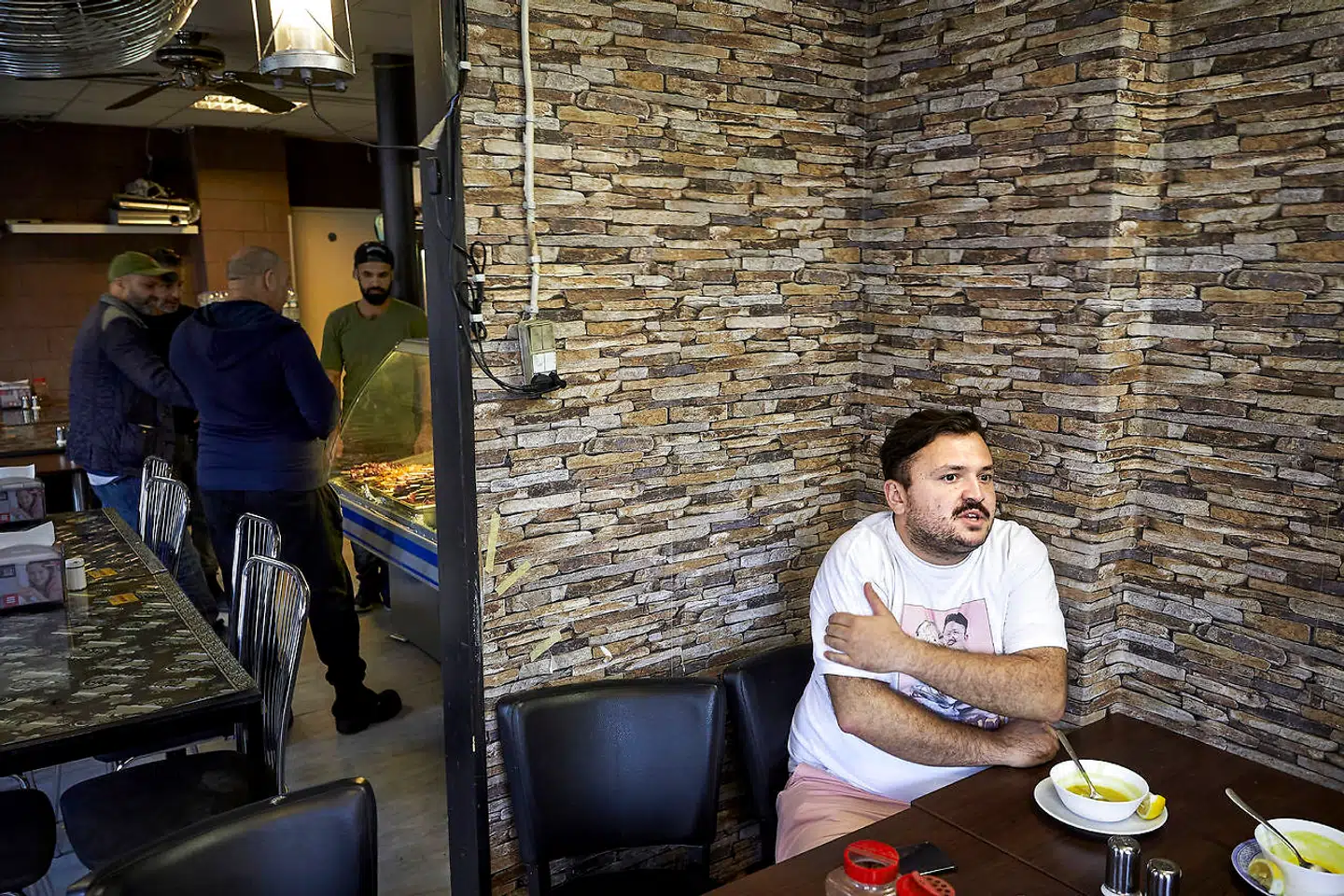 Umut Sakarya står bag flere restauranter i København. I øjeblikket på de holdes lukket – og det frustrerer ham.