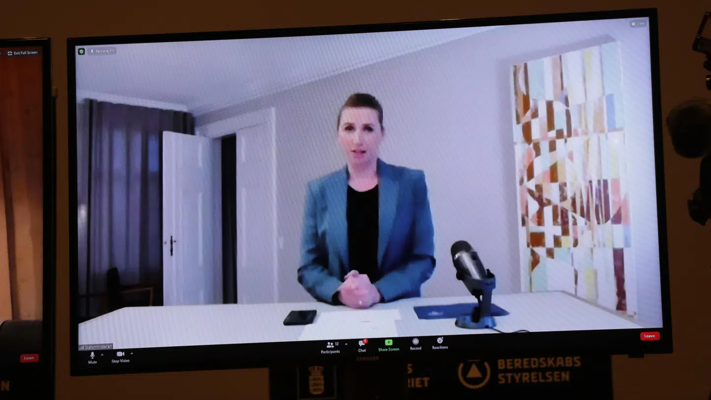 Mette Frederiksen oplyser på et pressemøde, at alle mink skal aflives.