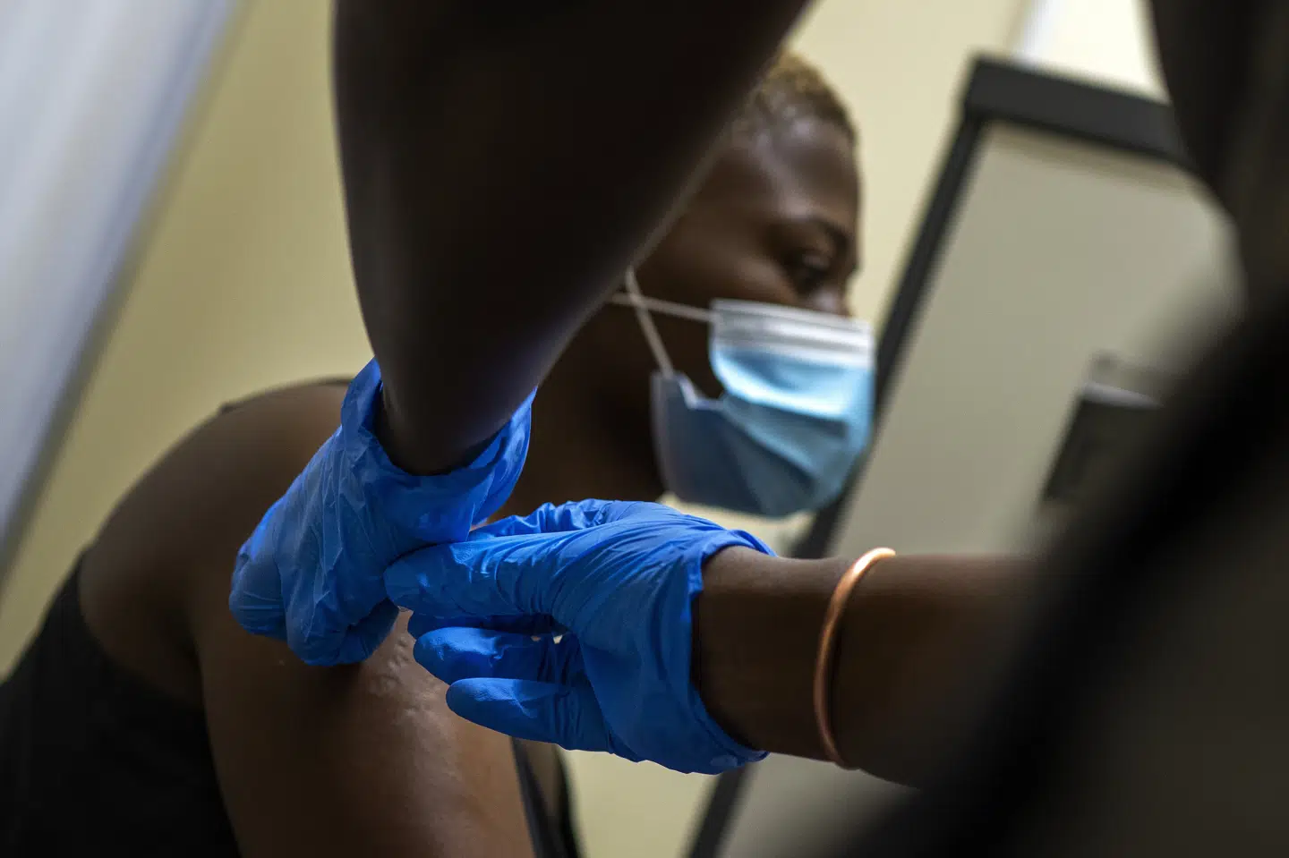 AstraZeneca-vaccinen, der er nemmere at transportere og opbevare end andre vacciner, kan nu blive distribueret til en række af verdens fattigere lande. (Arkivfoto) Jerome Delay/Ritzau Scanpix