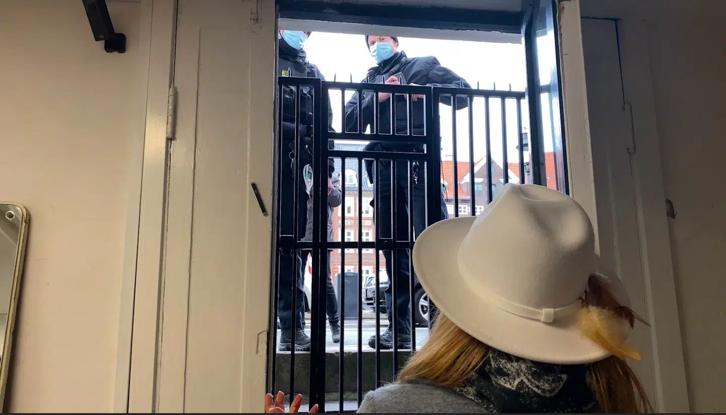Butiksindehvaren Sarchar i en af sine samtaler med politiet.