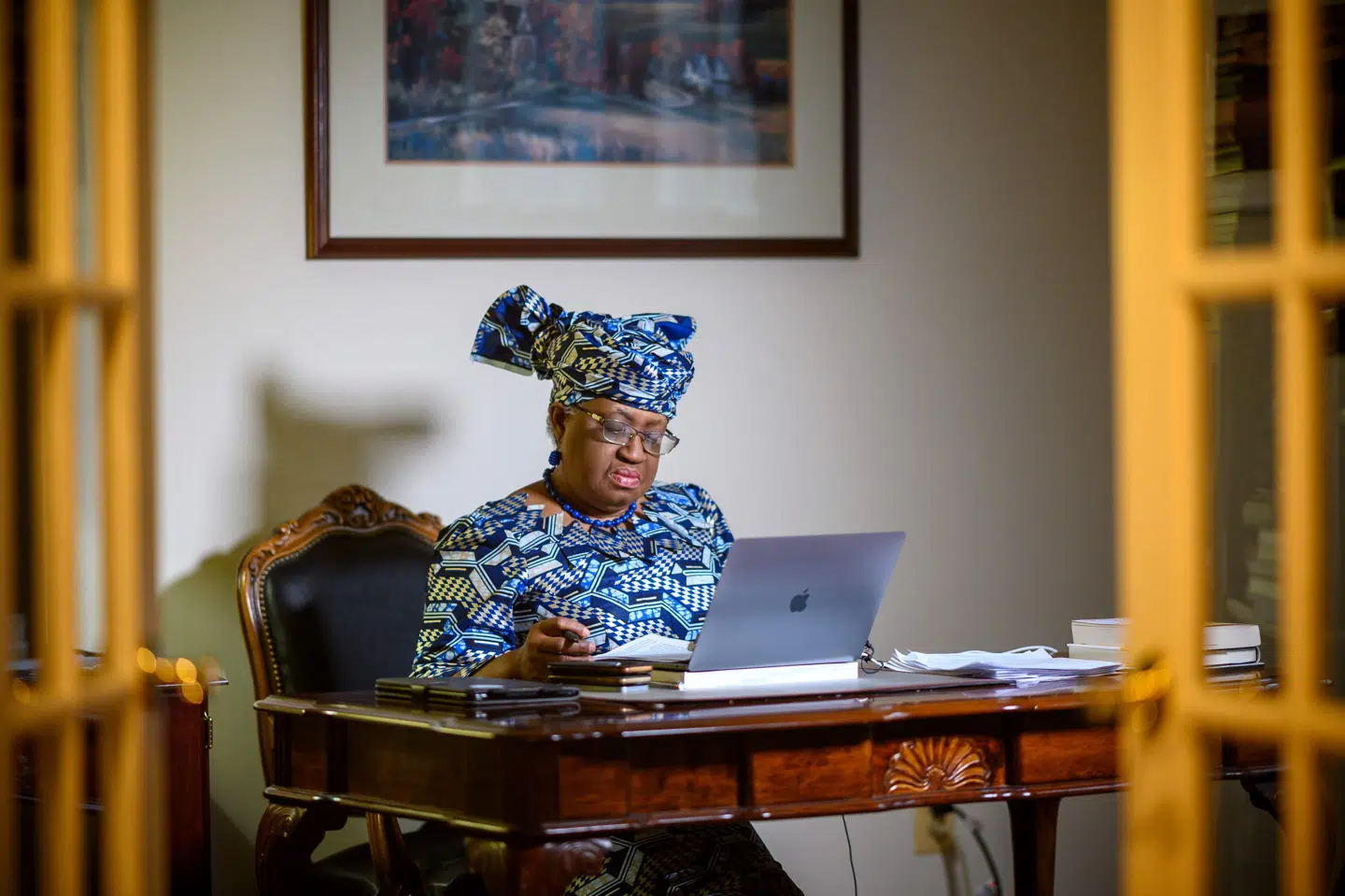 Den anerkendte nigerianske økonom Ngozi Okonjo-Iweala er mandag blevet godkendt som ny chef for Verdenshandelsorganisationen (WTO). Her forbereder hun sin tiltrædelsestale i sit hjem i Potomac, Maryland, forud for mandagens virtuelle møde i WTO's generalforsamling. Eric Baradat/Ritzau Scanpix