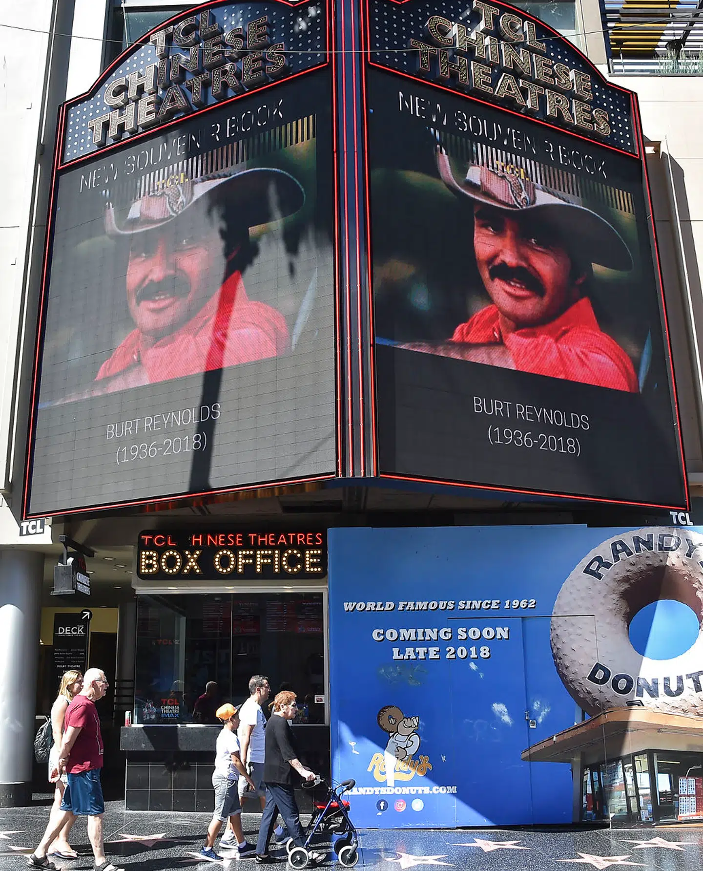 På Walk of Fame i Hollywood markerede man den 6. september 2018 Burt Reynolds død med store billeder af skuespilleren. Foto Robyn BECK / AFP