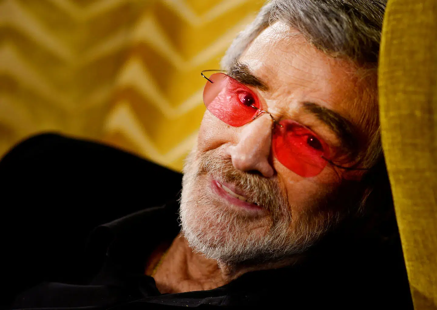 FILE PHOTO: Hollywood actor Burt Reynolds poses for a portrait during an interview with Reuters at a hotel in central London, Britain December 3, 2015. REUTERS/Dylan Martinez/File Photo