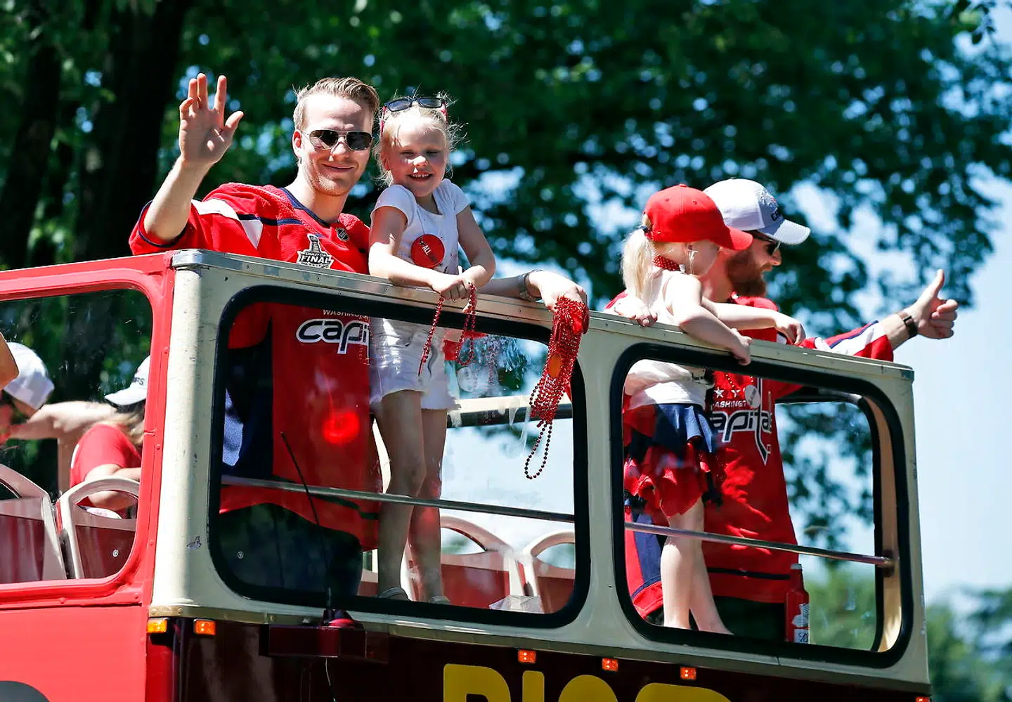 Stanley Cup-heltene blev hyldet af i titusindvis af fans under den tre-fire timer lange sejrsparade i bus gennem Washington. Til venstre Lars Eller og datteren Sophia på seks år.