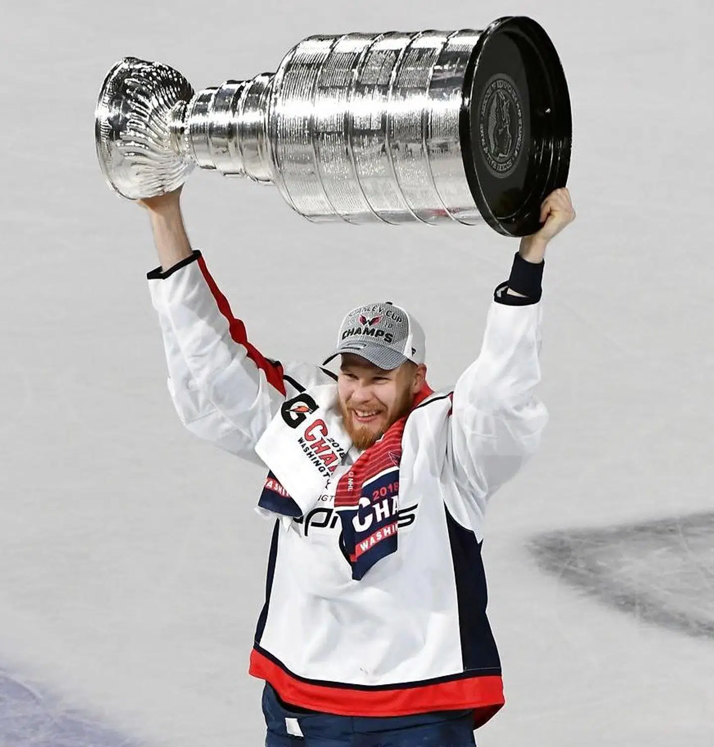 Lars Ellers store øjeblik med Stanley Cup efter Washington Capitals’ 4-3 sejr over Vegas Golden Knights. Rødovre-drengen var den første dansker, der løftede verdens fornemste ishockeytrofæ.
