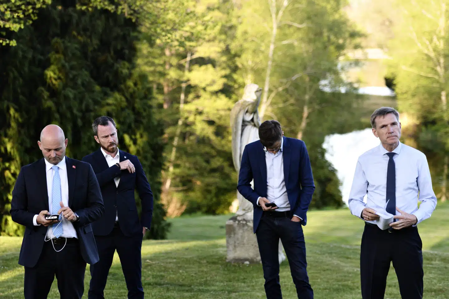 Venstres formand, Jakob Ellemann-Jensen (2. fra Venstre) har tidligere sagt, at han er det store dyr på savannen i blå blok. Ifølge Voxmeter vil De Konservative med Søren Pape Poulsen (tv) i spidsen dog kunne pryde sig med den titel, hvis der var valg i dag. Philip Davali/Ritzau Scanpix