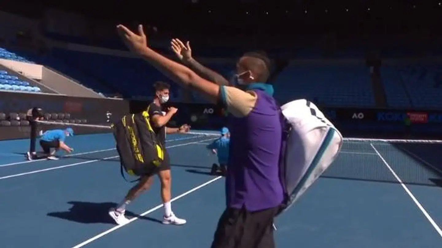 Nick Kyrgios med de provokerende gestikulationer ud til de tomme tilskuerpladser.