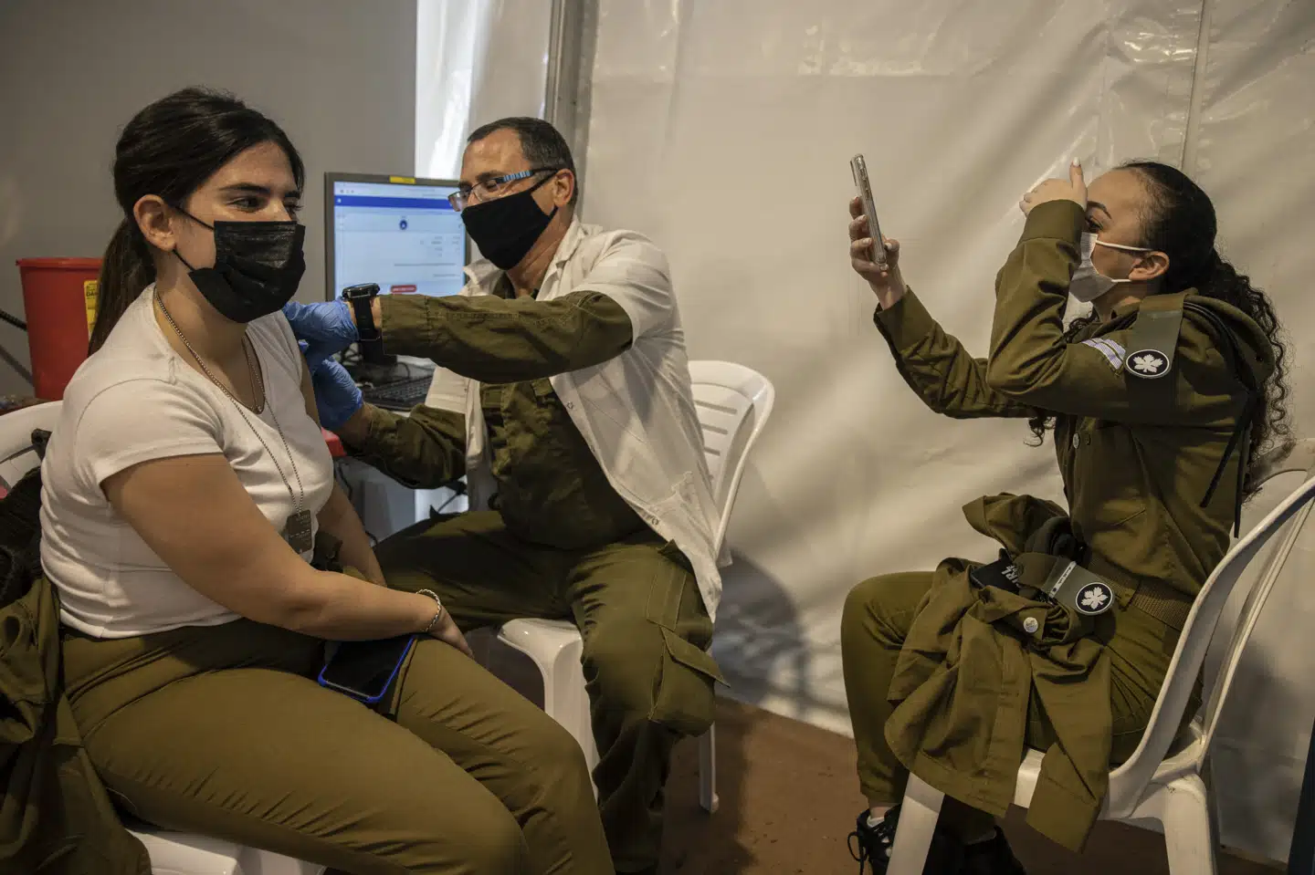 En israelsk soldat modtager her et skud af vaccinen fra Pfizer og BioNtech på en base i Rishon LeZion i det centrale Israel. (Arkivfoto) Tsafrir Abayov/Ritzau Scanpix
