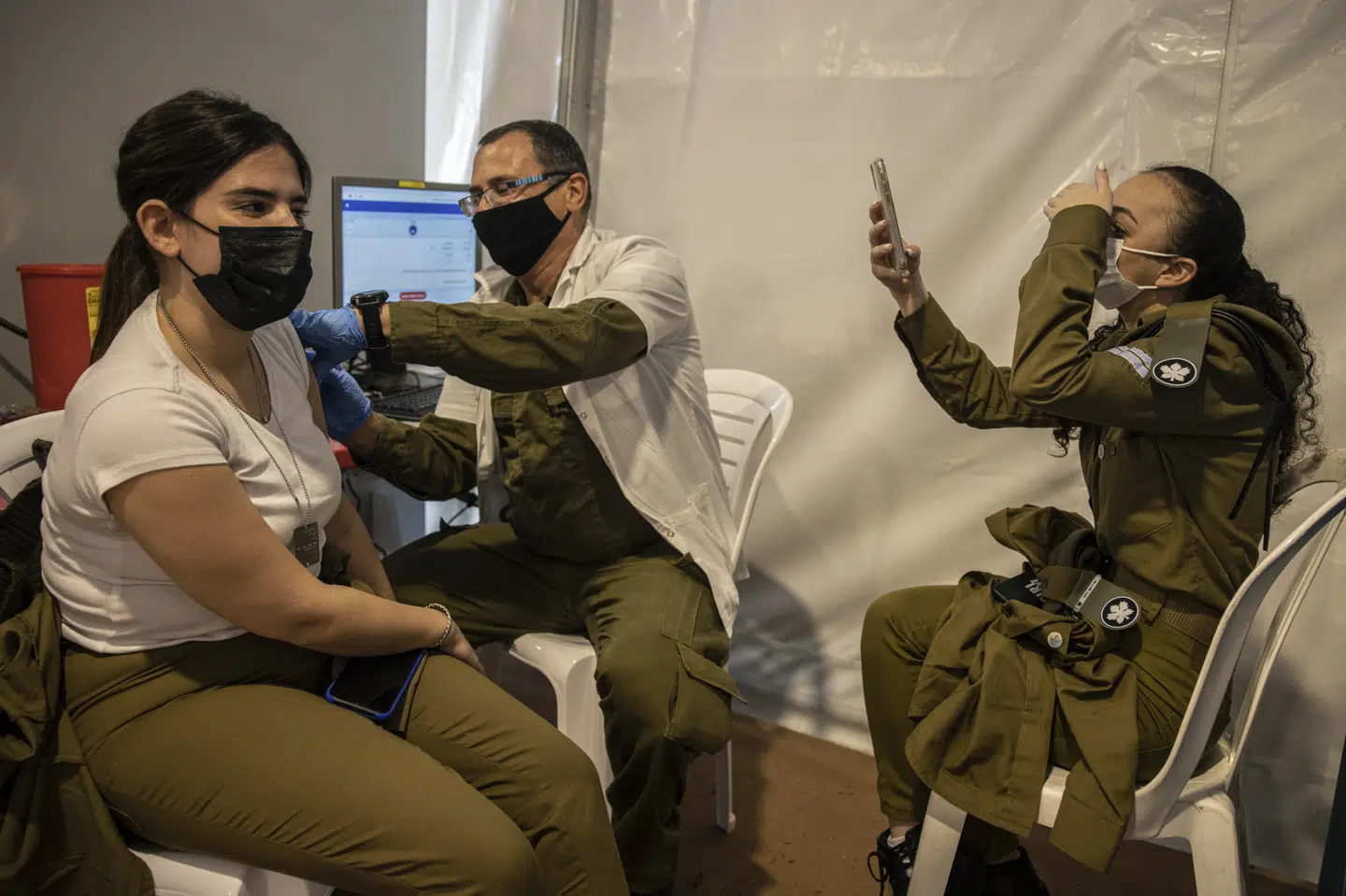En israelsk soldat modtager her et skud af vaccinen fra Pfizer og BioNtech på en base i Rishon LeZion i det centrale Israel. (Arkivfoto) Tsafrir Abayov/Ritzau Scanpix