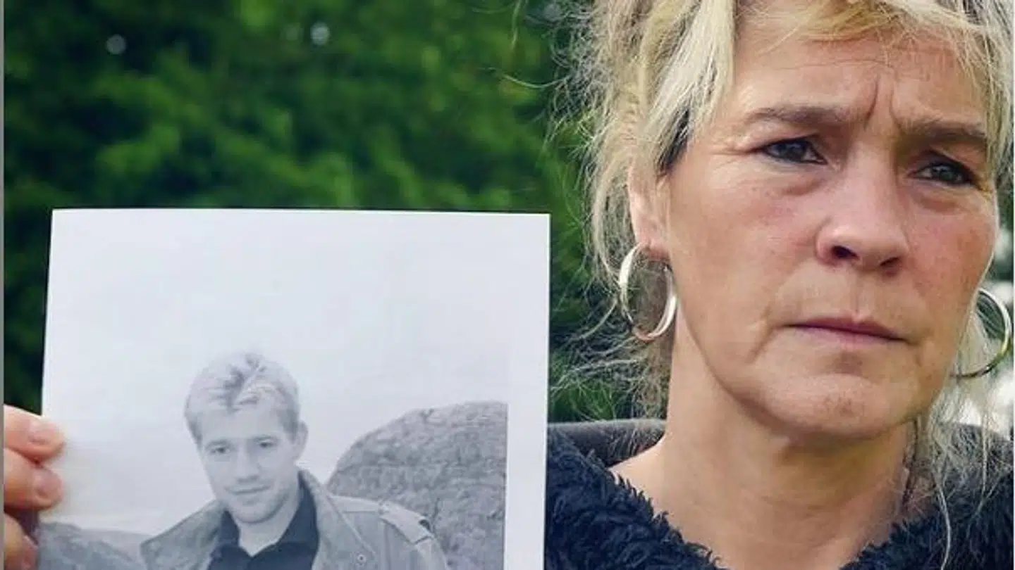 Sandra Mittank holder et billede af hendes søn, Lars Mittank, som han så ud, før han forsvandt. Foto: Findet Lars Mittank
