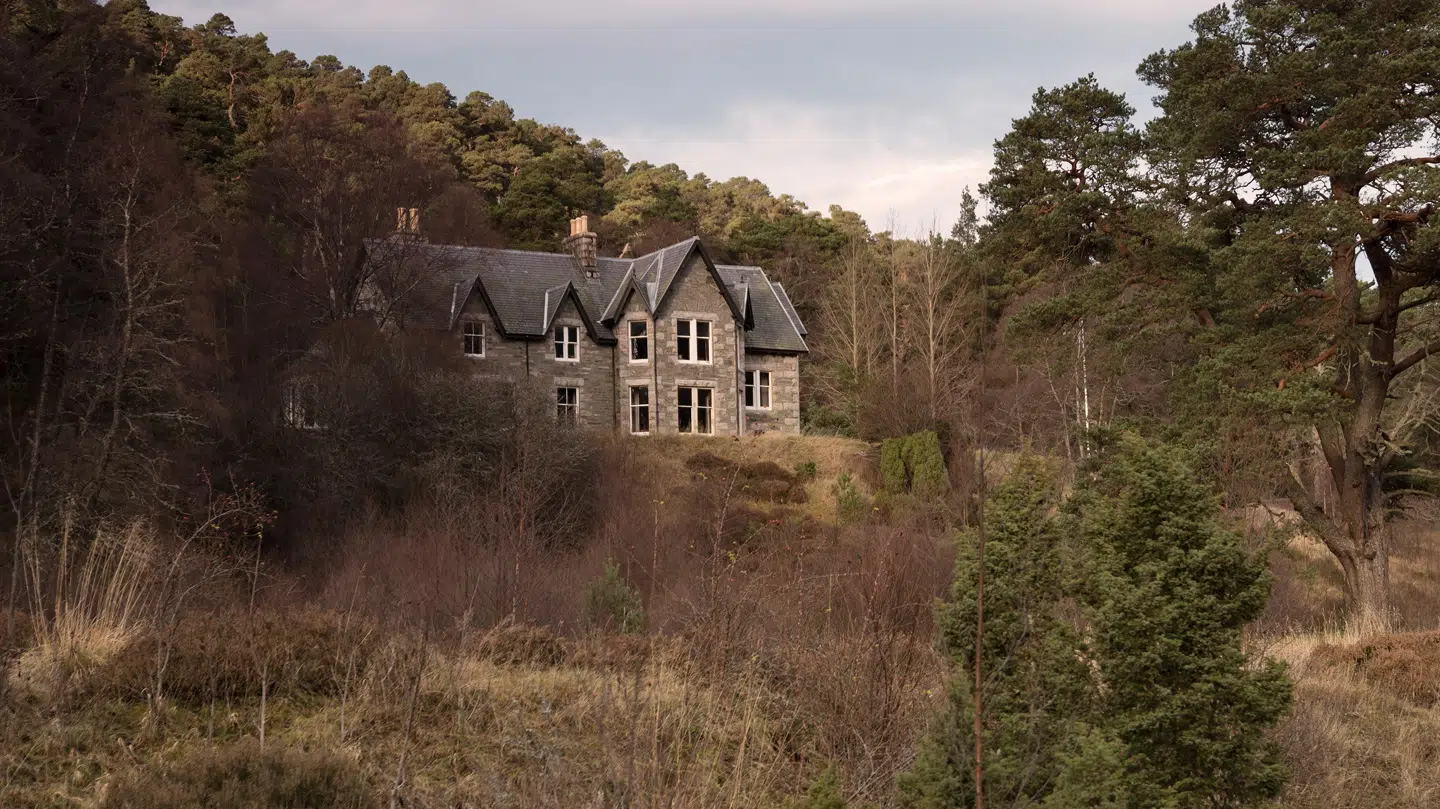 Glenfeshie er 'Holch Povlsen'-parrets første ejendom i Skotland og også det, som de betragter som deres skotske hjem.»Fra vores hjem på Glenfeshie, har både Anne og jeg selv - og vores børn og forældre - længe nydt en dyb forbindelse med dette fantastiske landskab«, skriver Anders Holch Povlsen på Wildlands hjemmeside. Tidligere var hele ejendommen kun til privatbrug, men det er ifølge hjemmesiden ikke længere tilfældet. Det er også denne ejendom, der har været med i tv-serien 'The Crown', hvor den blev brugt til optagelserne, der skulle forestille det kongelige slot Balmoral.