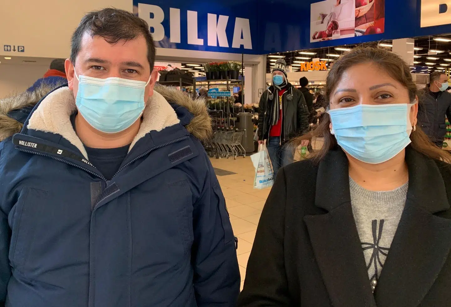 Arthur og Genelza er på vej ind i Bilka for at shoppe stort ind til den kommende uge. På den måde undgår de at komme ud mere end højest nødvendigt.