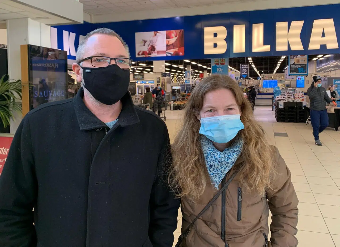 Thomas og Rikke Jensen er på søndagstur til Bilka. Thomas tror, at den høje smitte i Ishøj blandt andet kan skyldes, at information går tabt på grund af manglende danskkundskaber.