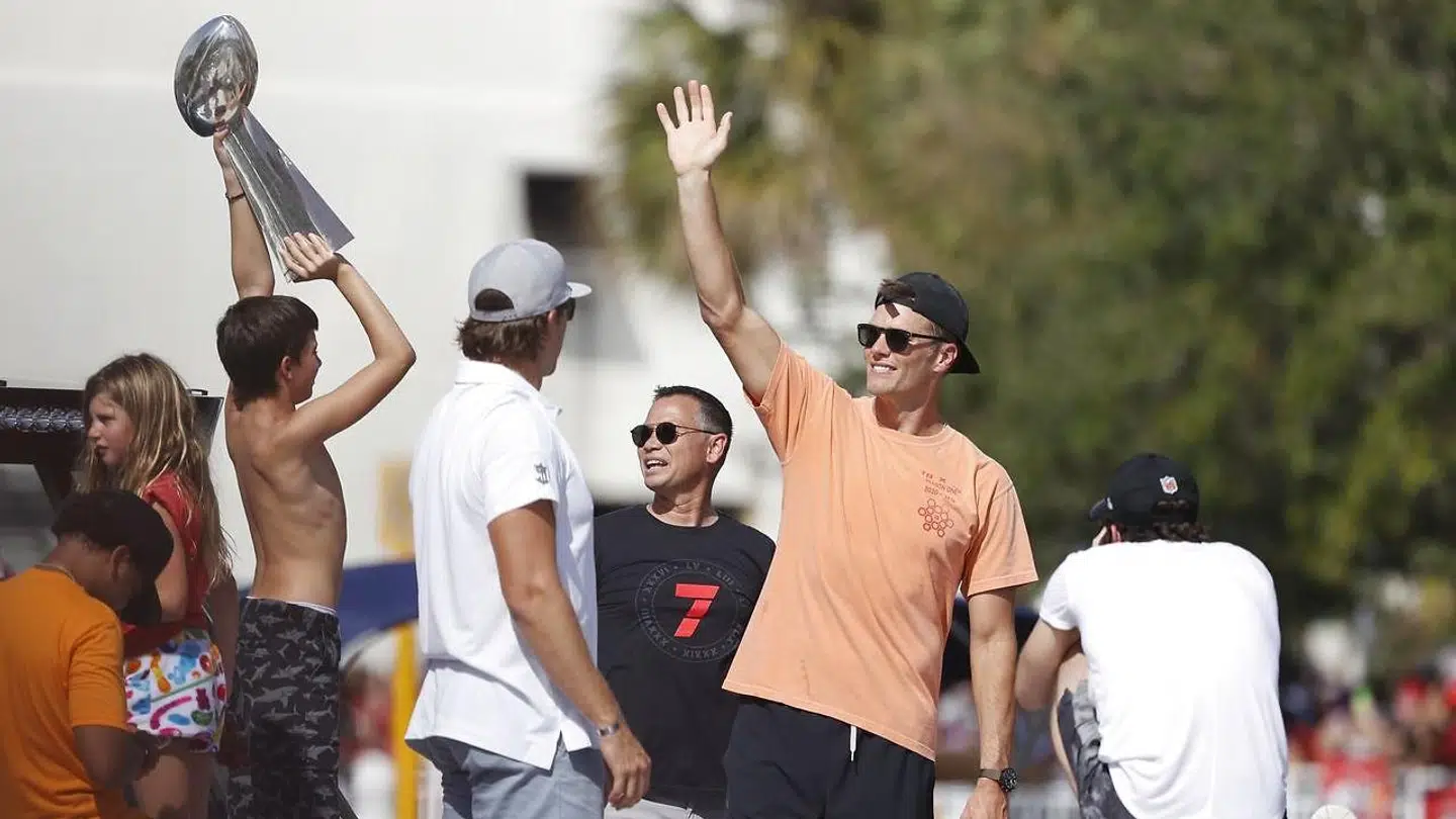 Tom Brady (orange t-shirt) under Super Bowl-fejringen.