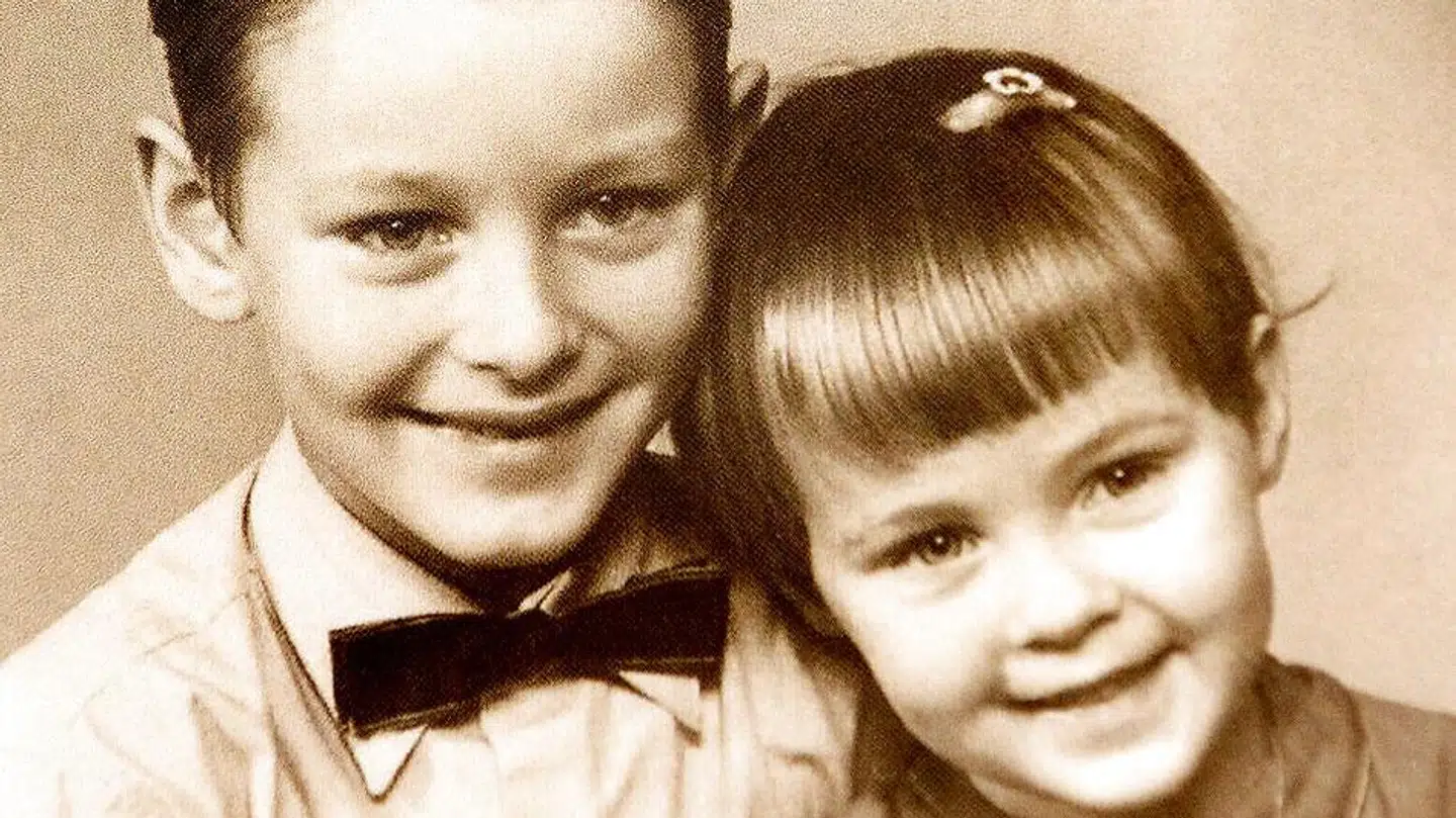 Privatfoto. Flemming og Birgit som børn. Flemming var en omsorgsfuld storebror, der passede på sin lillesøster, og de havde hele livet et meget tæt forhold til hinanden, fortæller Birgit Heller.