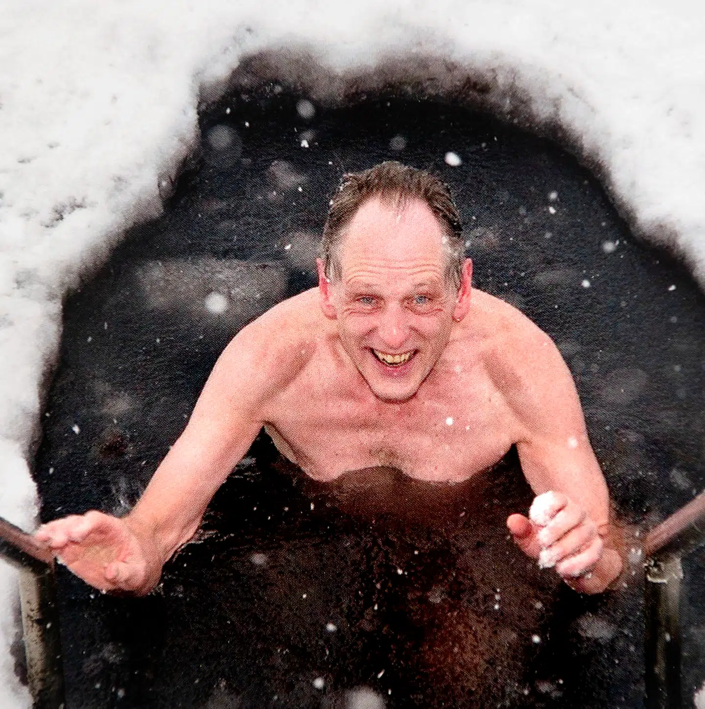 Privatfoto af Flemming, der vinterbader. Flemming elskede fællesskabet i vinterbadeklubben Det kolde gys.