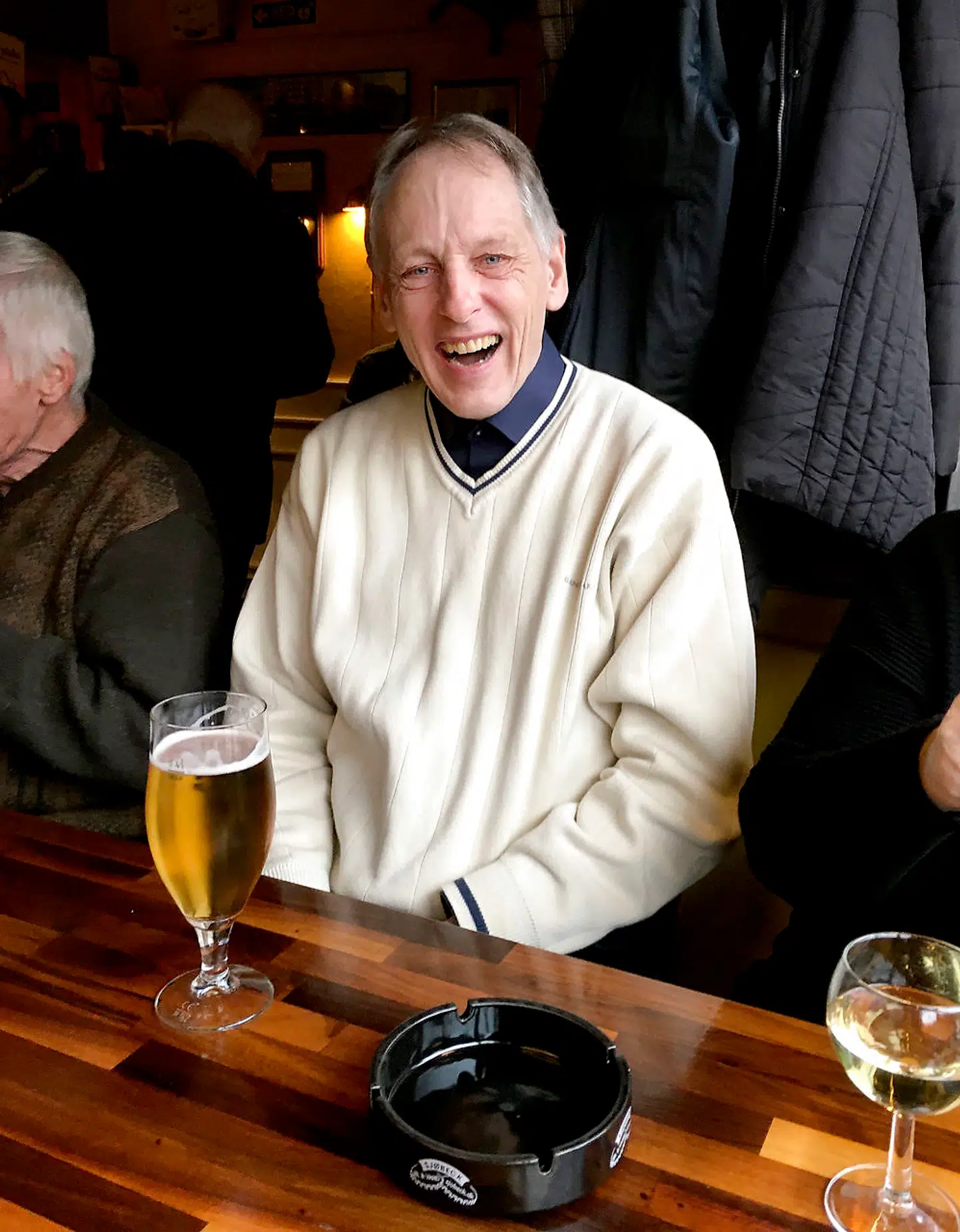 Privatfoto af Flemming på værtshus sammen med vandrevennerne. Billedet er det sidste, der blev taget af Flemming, bare tre uger inden han begik selvmord.